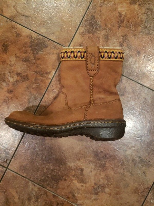 UGG SWELL SHORT BOOTS SIZE 5