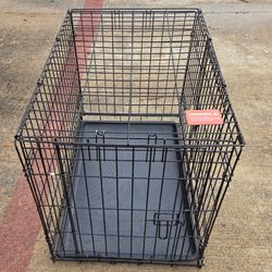 Large dog crate with plastic pan/tray