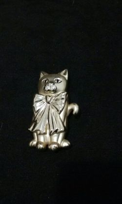 Cat brooch
