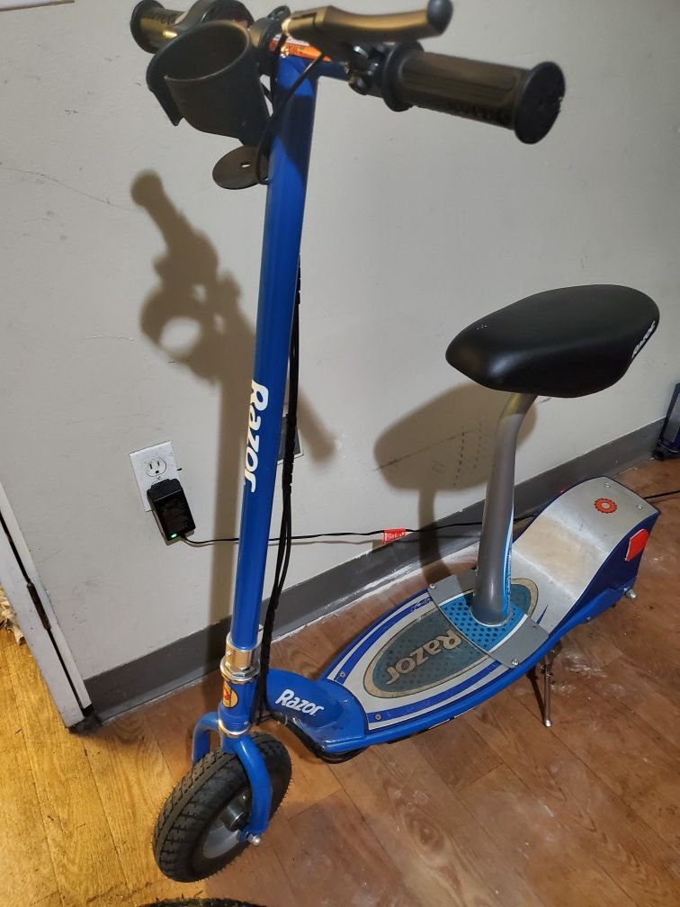 Razor e300s electric scooter with seat and cup holder excellent condition