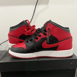 Jordan 1 Mid Banned Size 6