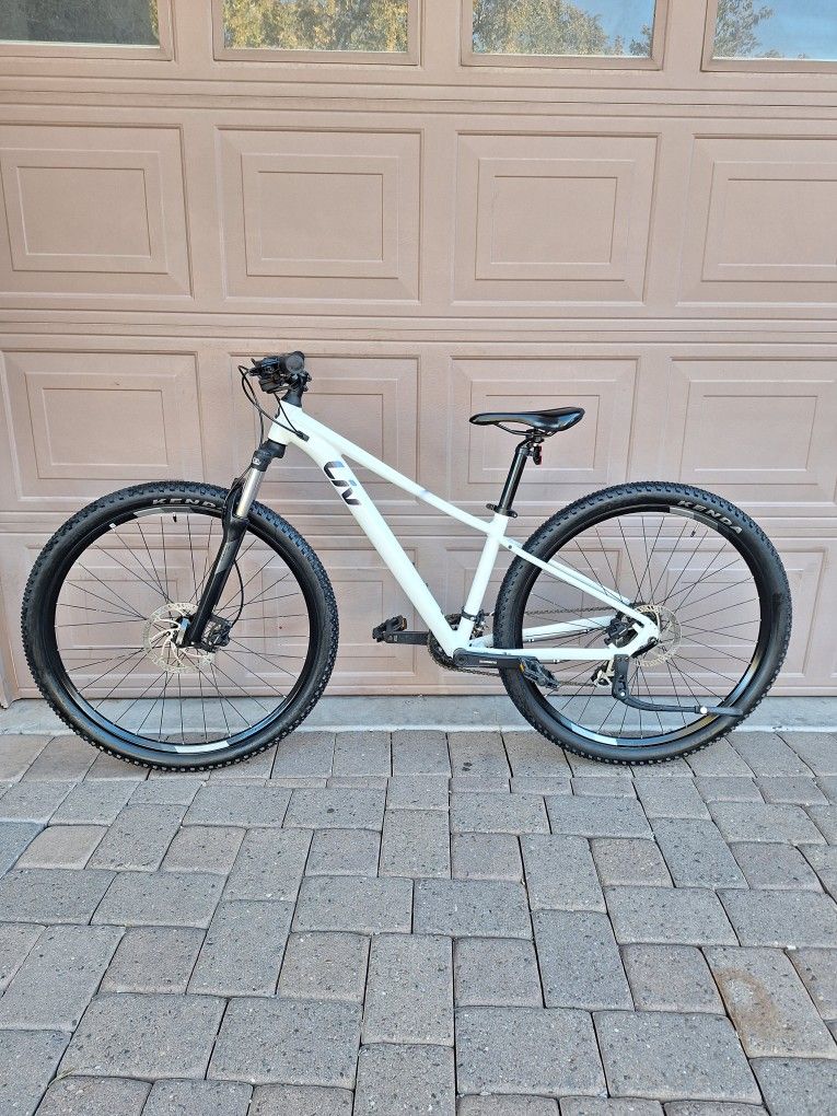 GIANT LIV TEMPT 3 MOUNTAIN BIKE 29 ER LIKE NEW ( CHECK MY OTHER BIKES)