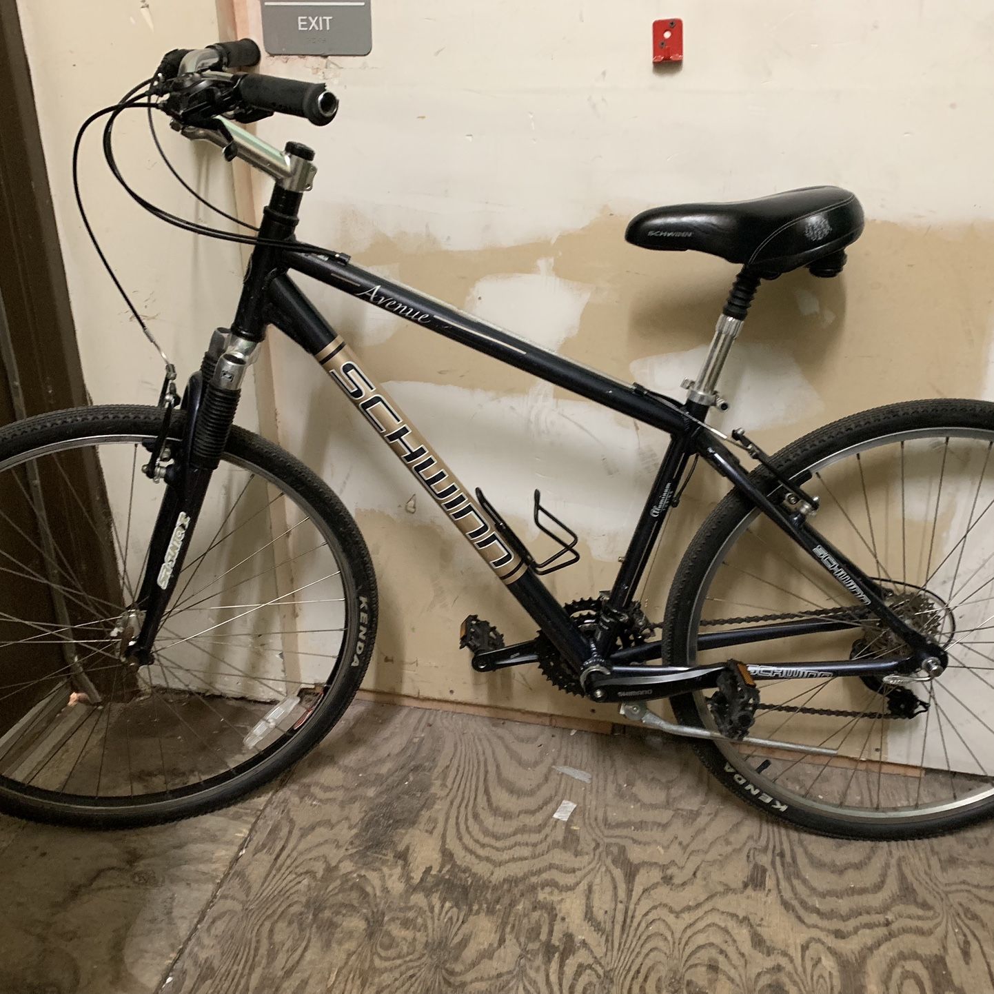 schwinn avenue hybrid bicycle 700c Men's Schwinn Avenue Hybrid Bike for Sale in Pittsburgh, PA