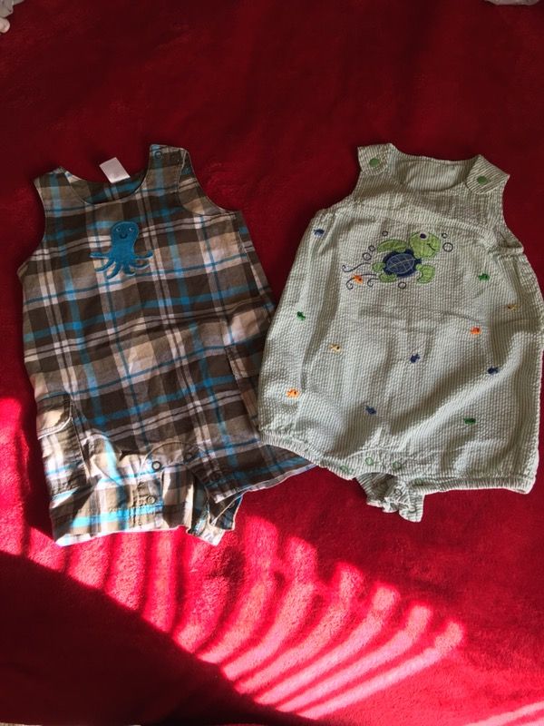Lots of baby clothes !