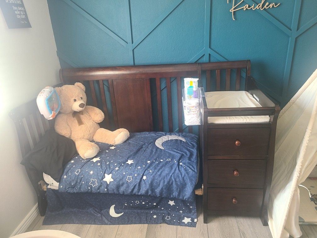 Convertible Baby Crib & Changing Table