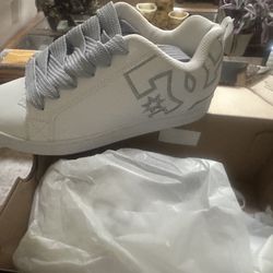 7.5 Woman’s DC shoes NIB White And Grey Read Details