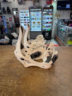 Rider large men’s snowboard bindings located at Sin city snowboards warranty included