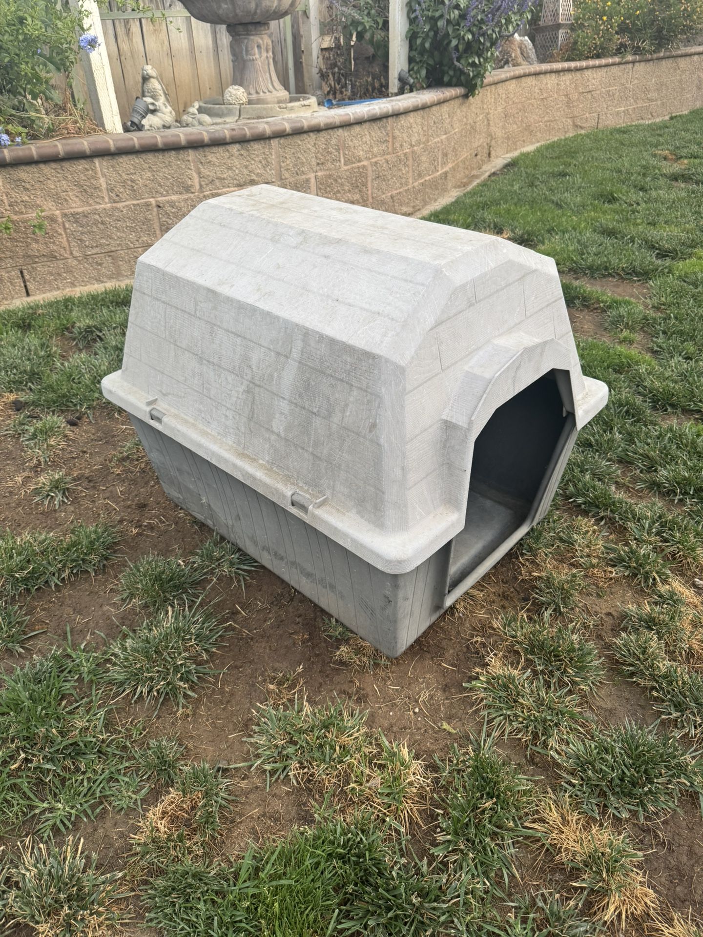 XL Dog House