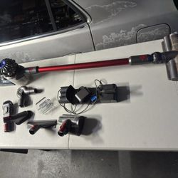 Dyson V8 Vaccum W Attachments