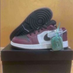 Nike Air Jordan 1 Low SE Dark Beetroot White Green Size 7Y/8.5w Brand New