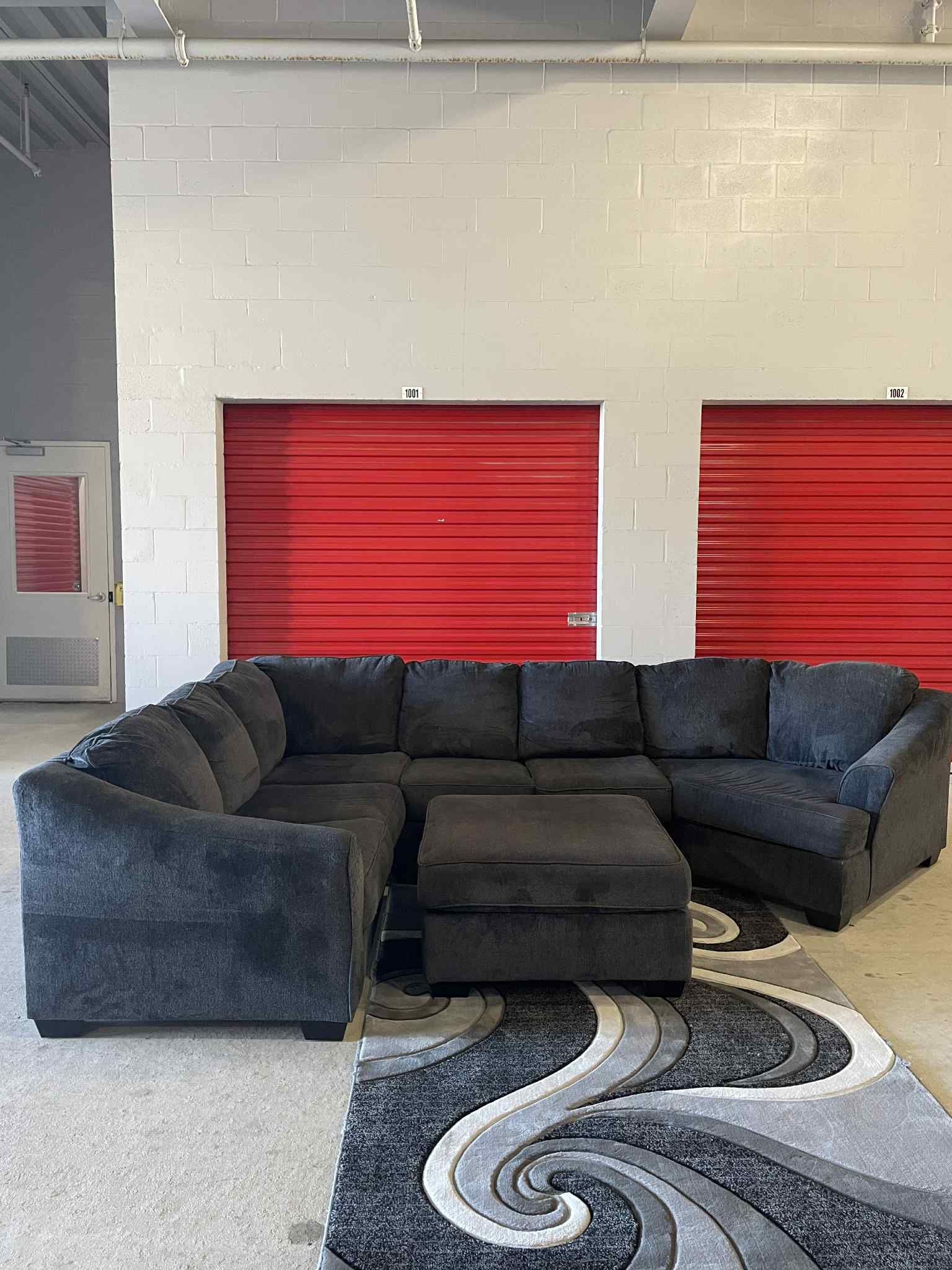 Large Sectional Couch CAN  DELIVER🚚