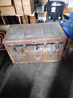 Vintage streamer trunk