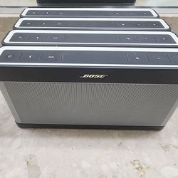 1x Bose Soundlink Speaker III
