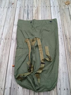 ARMY DUFFLE BAG WITH SHOLDER STRAPS TO CARRY LIKE BACKPACK