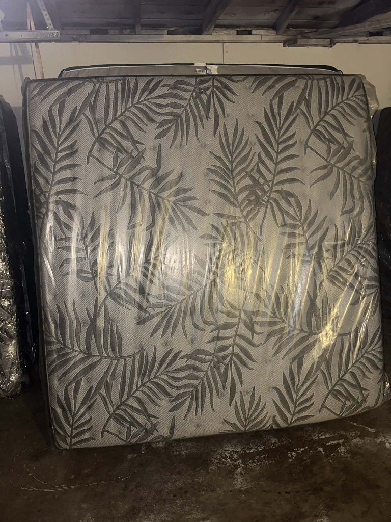 COSTCO KING MATTRESS ONLY NEW