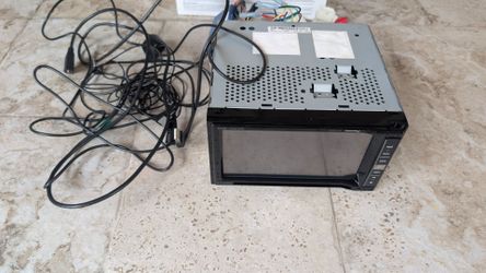 Pioneer double din radio with cables and gps