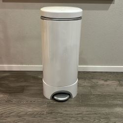 Munchkin® STEP™ Diaper Pail Powered by Arm & Hammer
