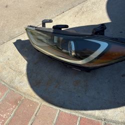 2017 Hyundai ELANTRA left side headlights