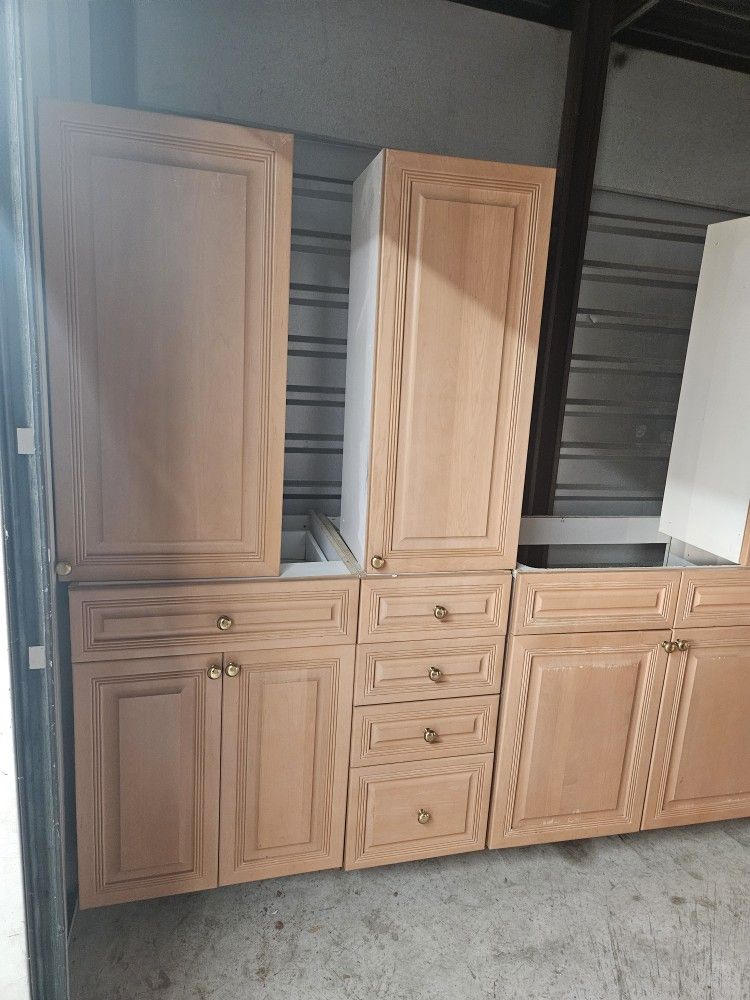 Kitchen Cabinets In Good Condition 