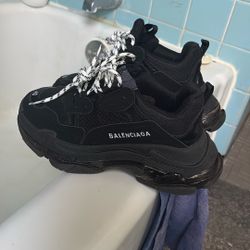 Triple S Black Balenciagas