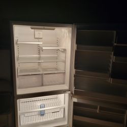 Refrijerador travajando muy vien conectado con hielitos