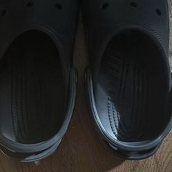 Black Crocs // Size J 6
