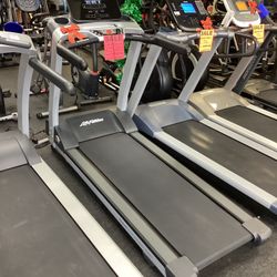 Life Fitness T3 High End Treadmill With Track Connect 2.0 Console ONLY 30 Run Hours