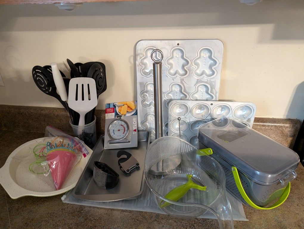 Lot of Over (20) Kitchen Tools (Chopper Included)