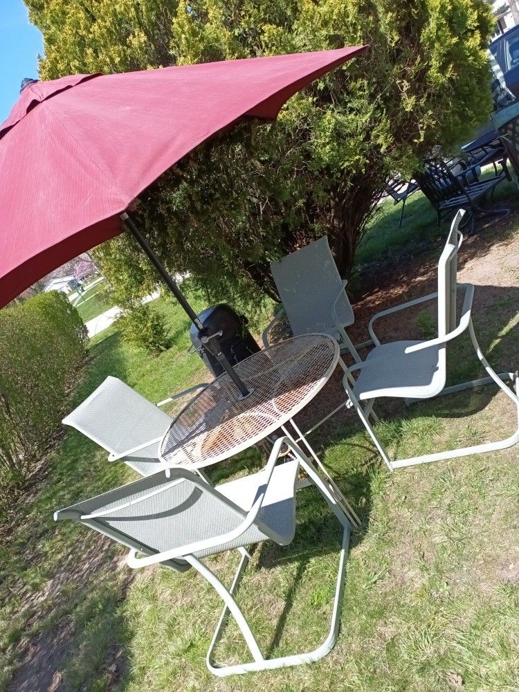 Deluxe Outdoor Table Set w Chairs & Umbrella 