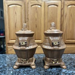 Ceramic Vintage Large Brown Pot Belly Stove Pair Of Salt And Pepper Shakers.  Preowned Excellent Condition 