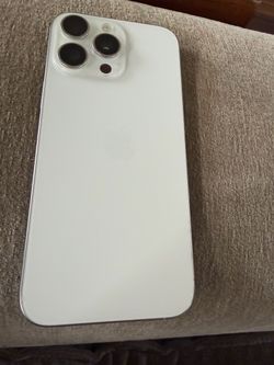 3 White iPhone 16 pro Max