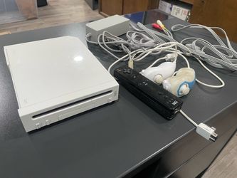 Nintendo Wii + Cables + Controllers