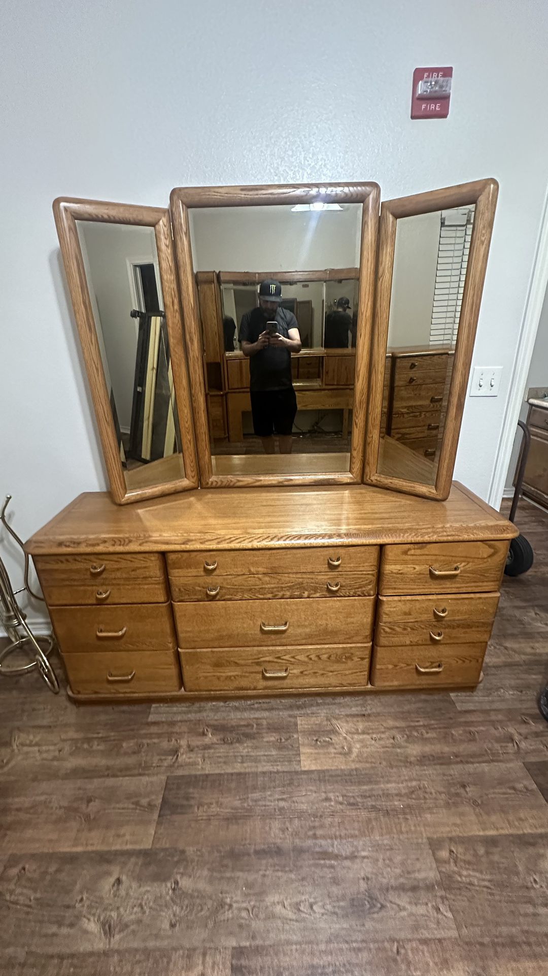 $400 6 Piece Bedroom Set: Vintage Michael Howard Furniture Golden Oak Bedroom Set