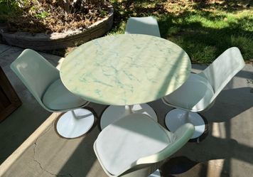 Tulip table and chairs with washable covers for seats