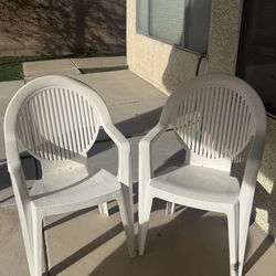 Set of 2 plastic chairs