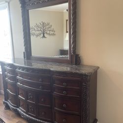 👑 Ashley Furniture - King Bedroom Set - Excellent Condition 