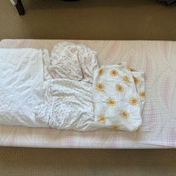 Bundle 4 fitted crib sheets + 1 waterproof protector.