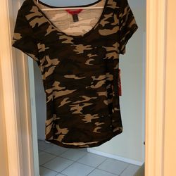 Woman’s Juniors Size Large Camo Print Top  New! 