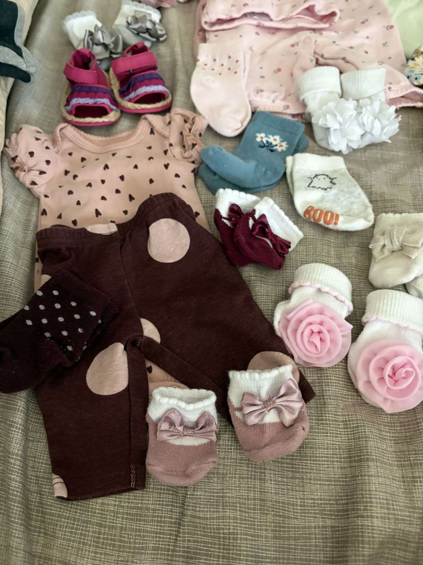 lot of newborn- 3 month baby clothes/ many never used