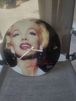 2011 Mailyn Monroe glass wall clock