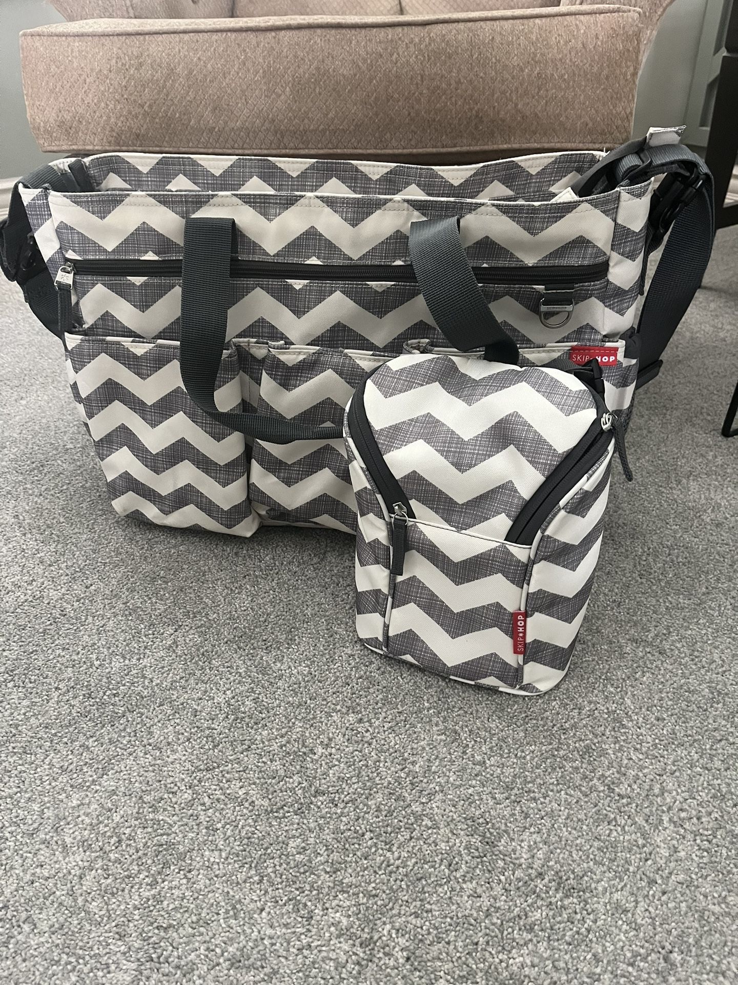 NEW SKIP HOP BABY / INFANT DIAPER BAG & INSULATED BOTTLE CARRIER - GRAY CHEVRON