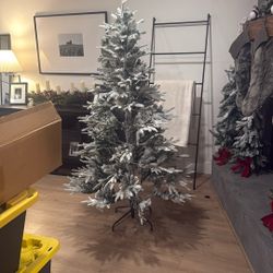 Flocked Christmas Tree 6ft 