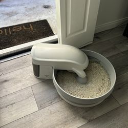 Petsafe  Cat Premier Pet Auto-Clean Litter Box System. 