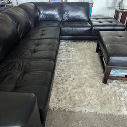 Beautiful Sectional Like New. Black Leather. 