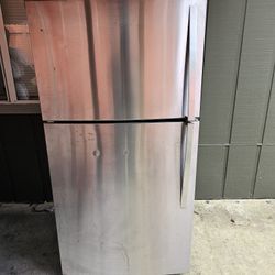 32-in Wide Whirlpool Refrigerator