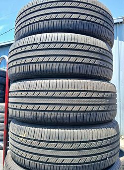 225 60 16 Michelin tires Con 80% de Vida Las 4