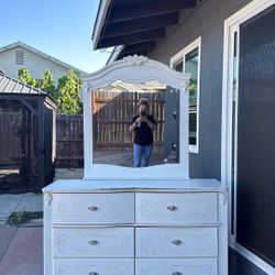 Dresser w/mirror