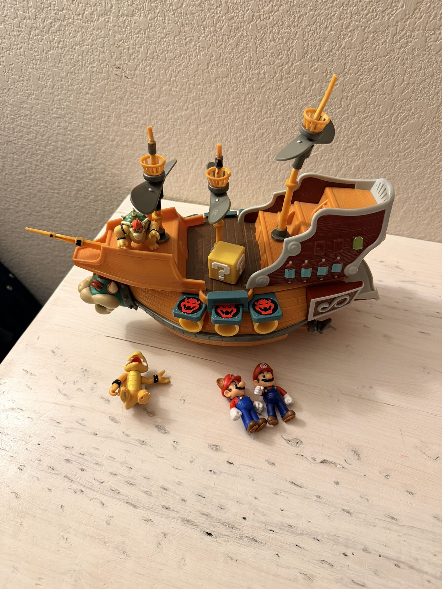 Bowser ship Super Mario