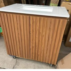 New 24 in vanity in good condition
