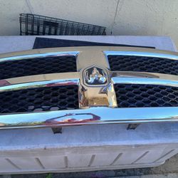 09-18 Dodge Ram Grille AND 2 Original Headlights 